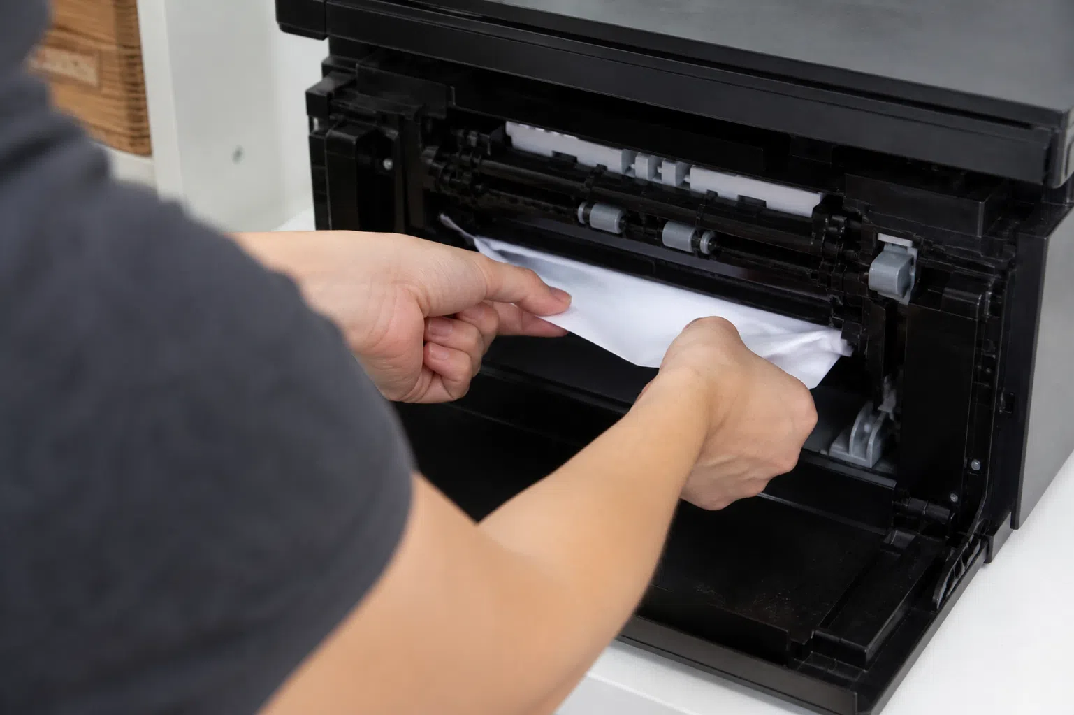Foto realista sobre salvar digitalizações em PDF: passo a passo